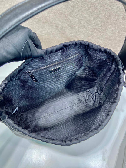 LARGE DRAWSTRING BAG 37 IN BLACK RE-NYLON