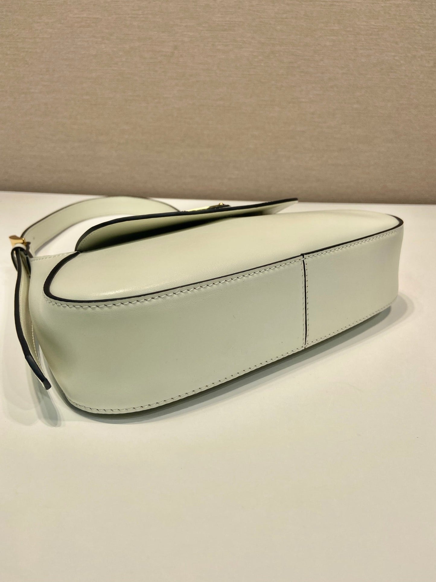 FLAP BAG 25 IN WHITE SMOOTH CALFSKIN TRIANGLE LOGO