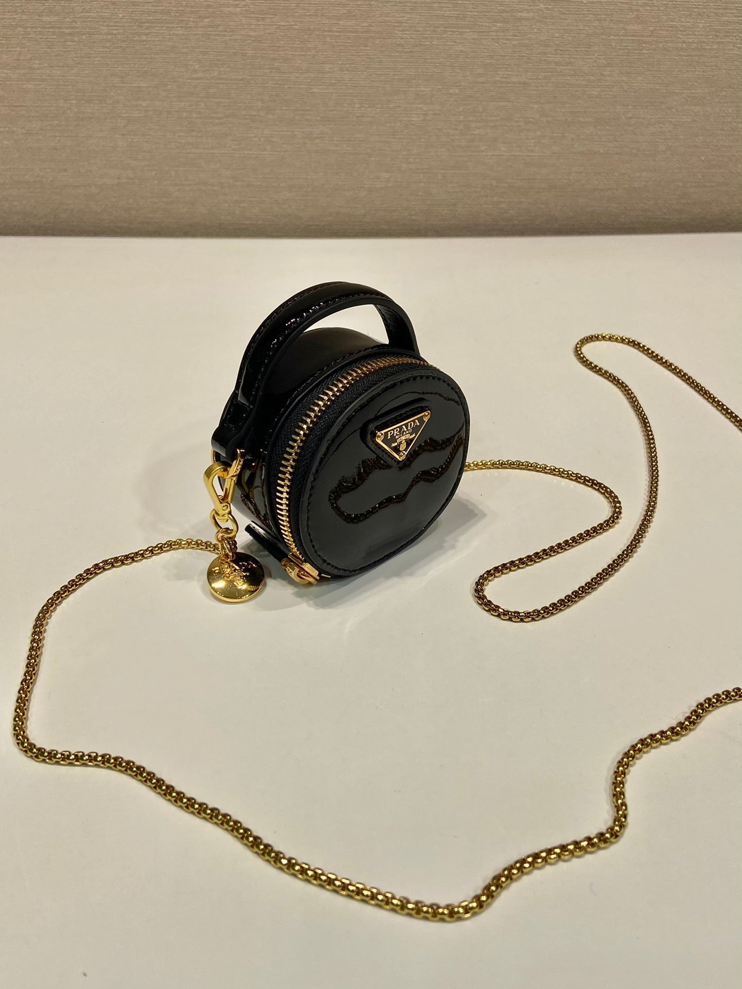 MINI ROUND BAG 8 IN BLACK GLOSSY CALFSKIN GOLD HARDWARE