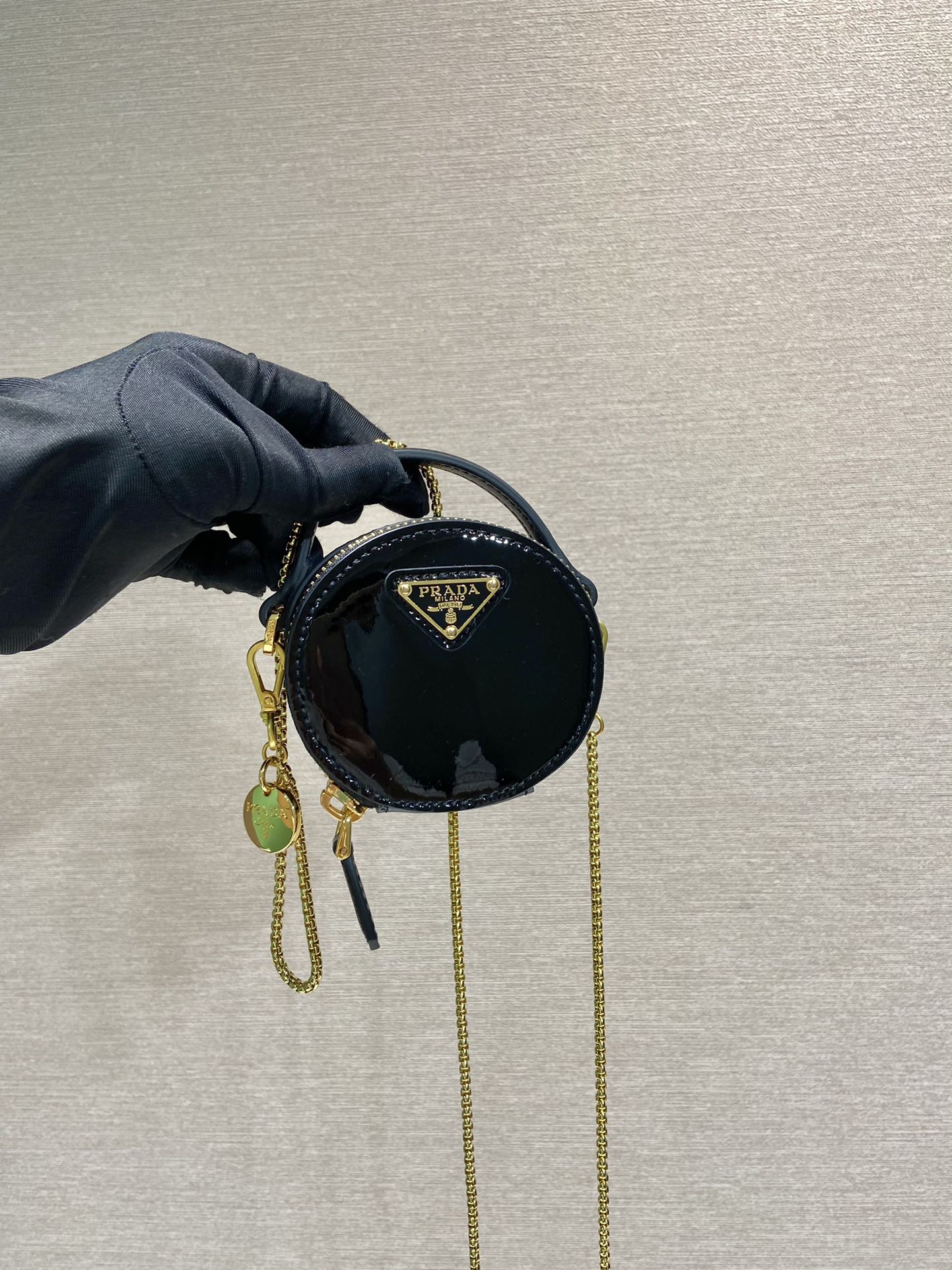 MINI ROUND BAG 8 IN BLACK GLOSSY CALFSKIN GOLD HARDWARE