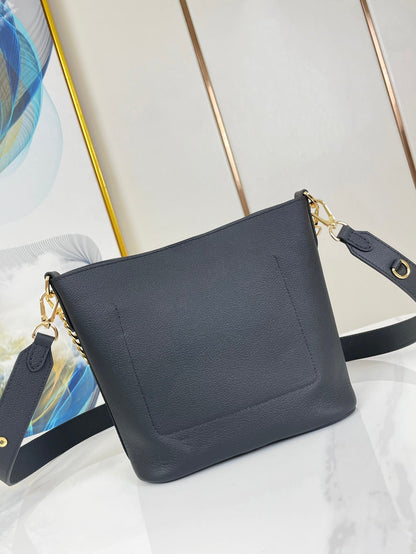 LOCK AND WALK 20 IN BLACK GRAINED CALFSKIN GOLD HARDWARE