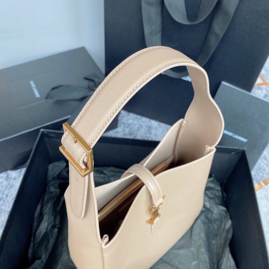 LE 5 À 7 SMALL SUPPLE 23 IN BEIGE LAMBSKIN GOLD BUCKLE