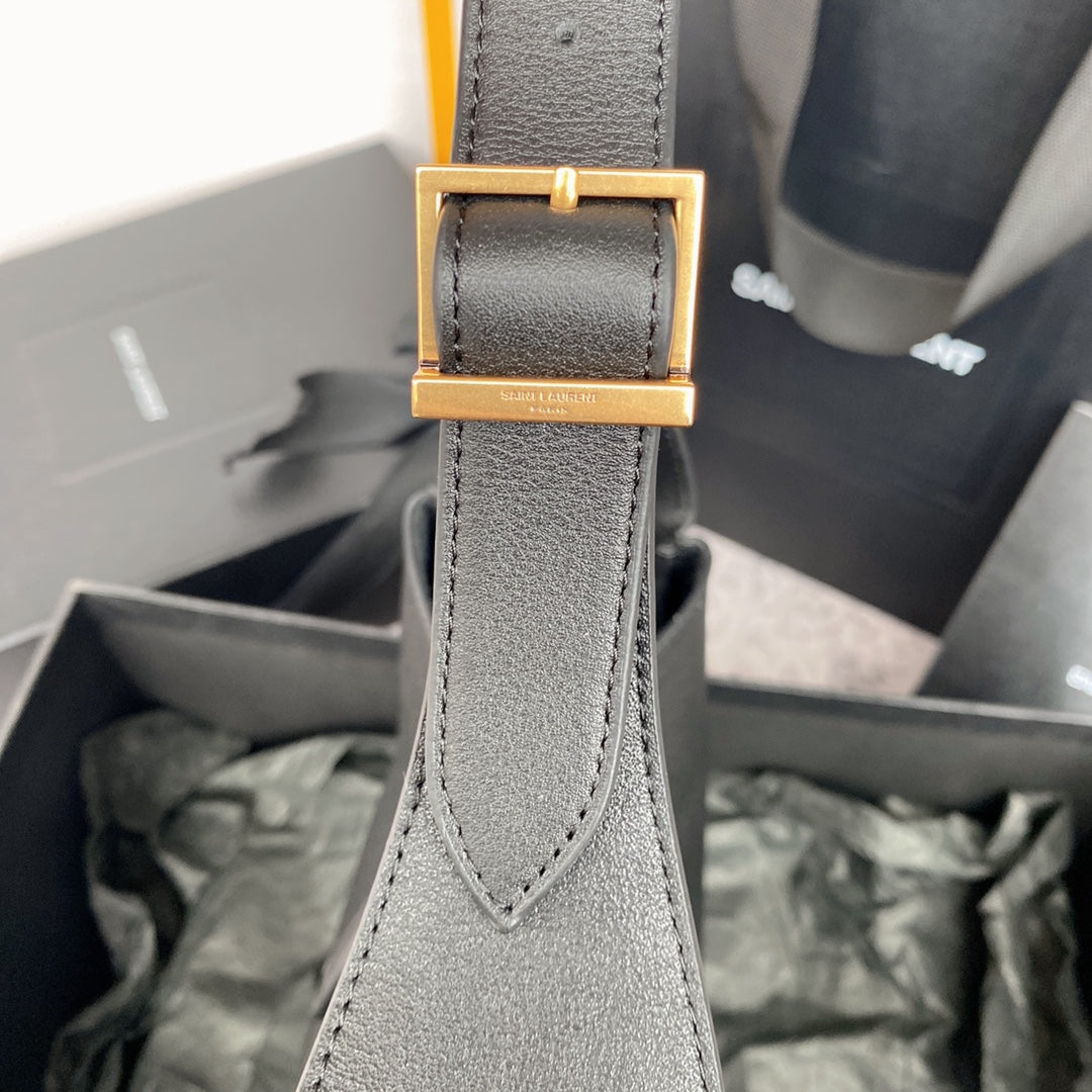 LE 5 À 7 SMALL SUPPLE 23 IN GRAY LAMBSKIN GOLD BUCKLE