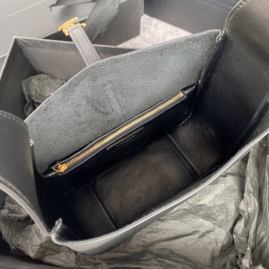 LE 5 À 7 SMALL SUPPLE 23 IN GRAY LAMBSKIN GOLD BUCKLE