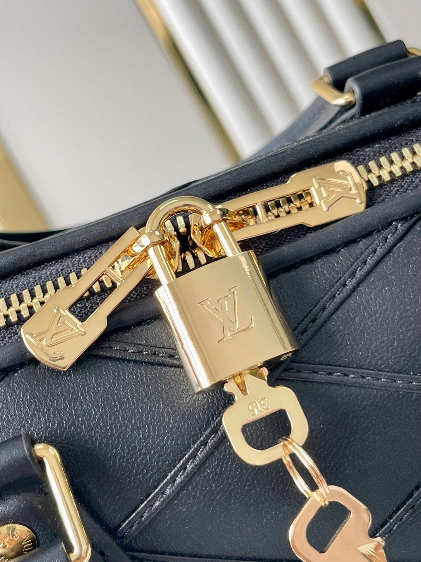 SPEEDY BANDOULI¨¨RE 25 WITH CRISS CROSS PATTERN IN BLACK LAMBSKIN