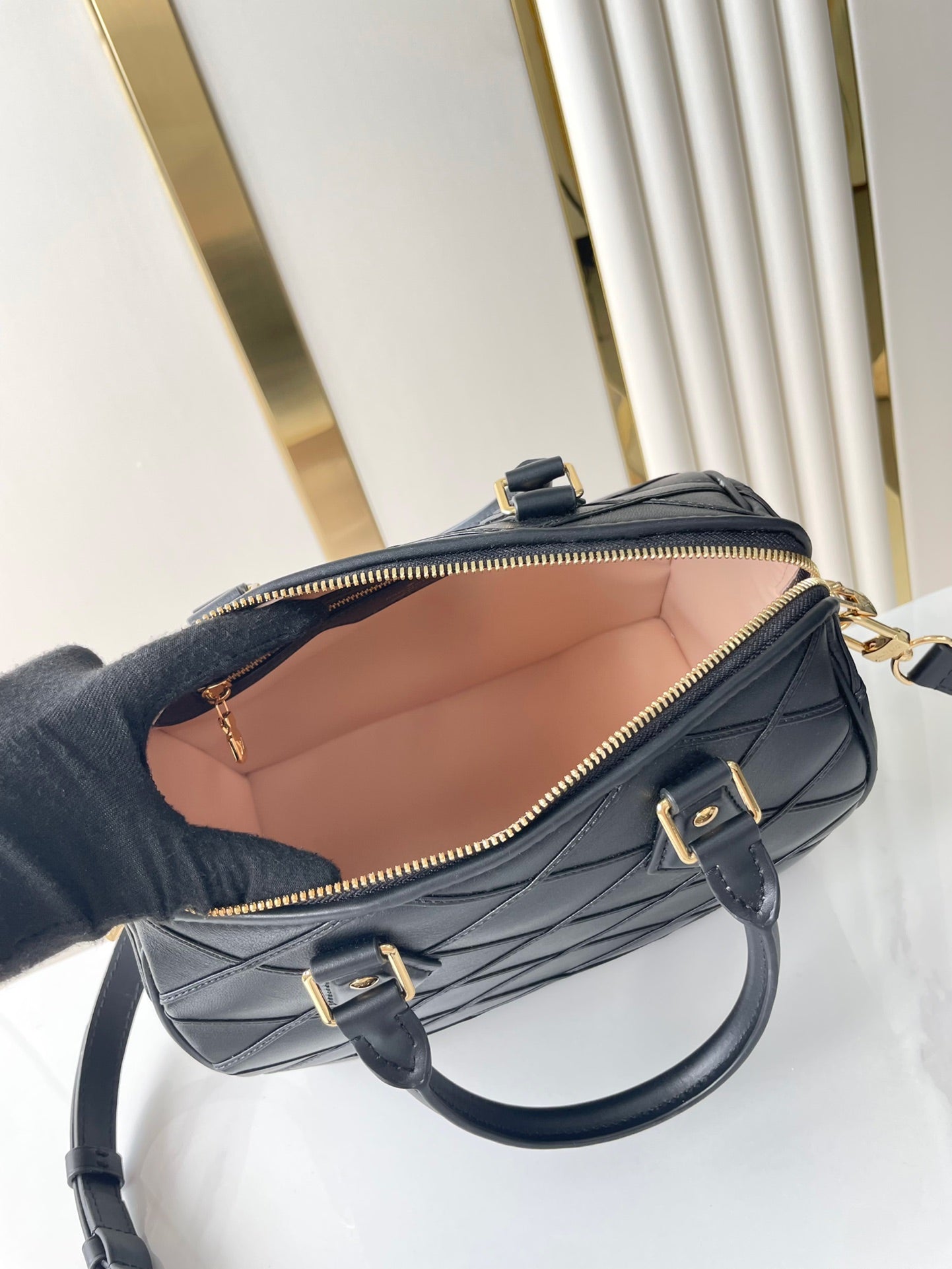 SPEEDY BANDOULI¨¨RE 25 WITH CRISS CROSS PATTERN IN BLACK LAMBSKIN