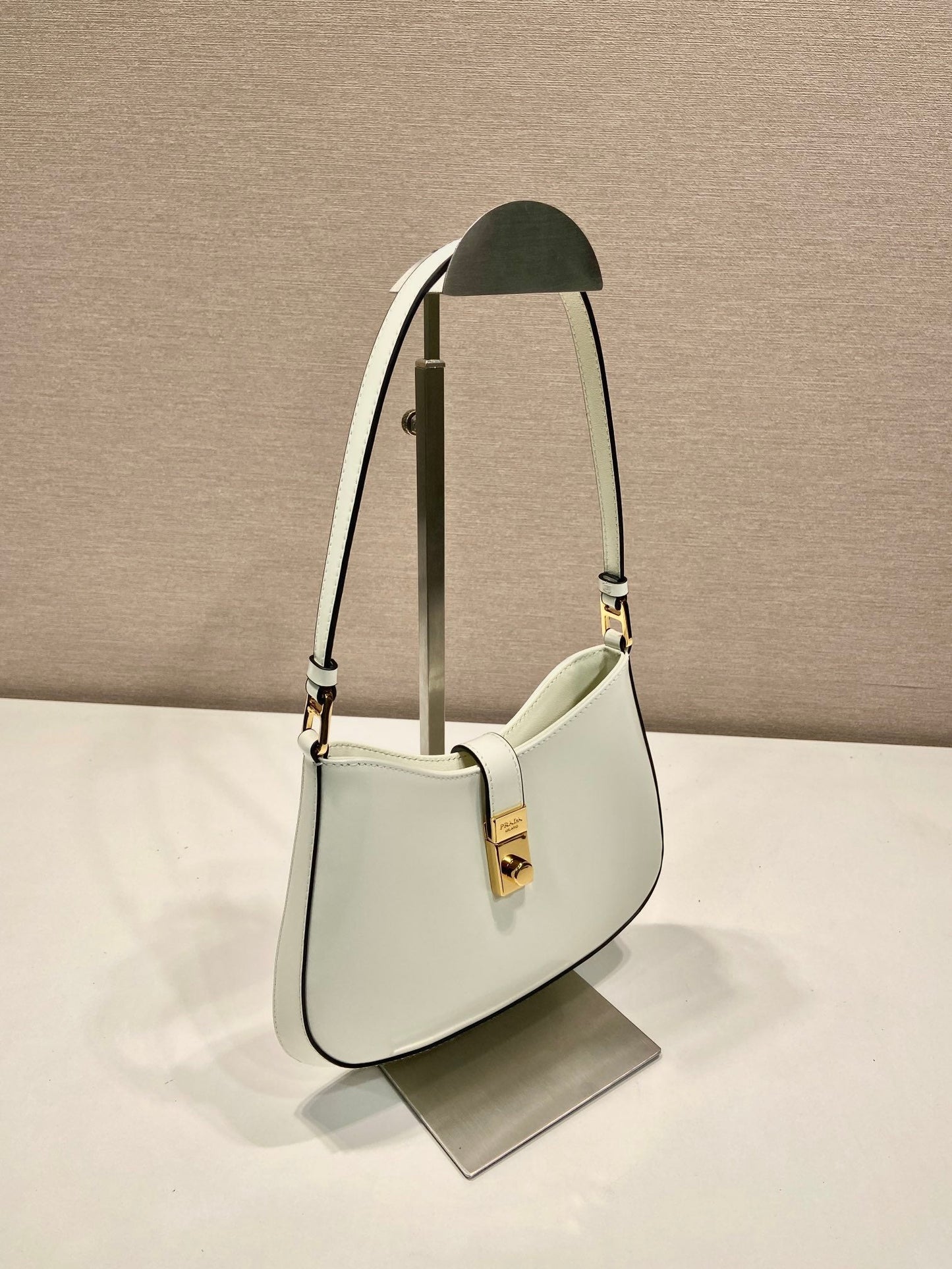 CLEO SHOULDER BAG 22 IN WHITE BRUSHED LAMBSKIN WITH CLASP CLOSURE