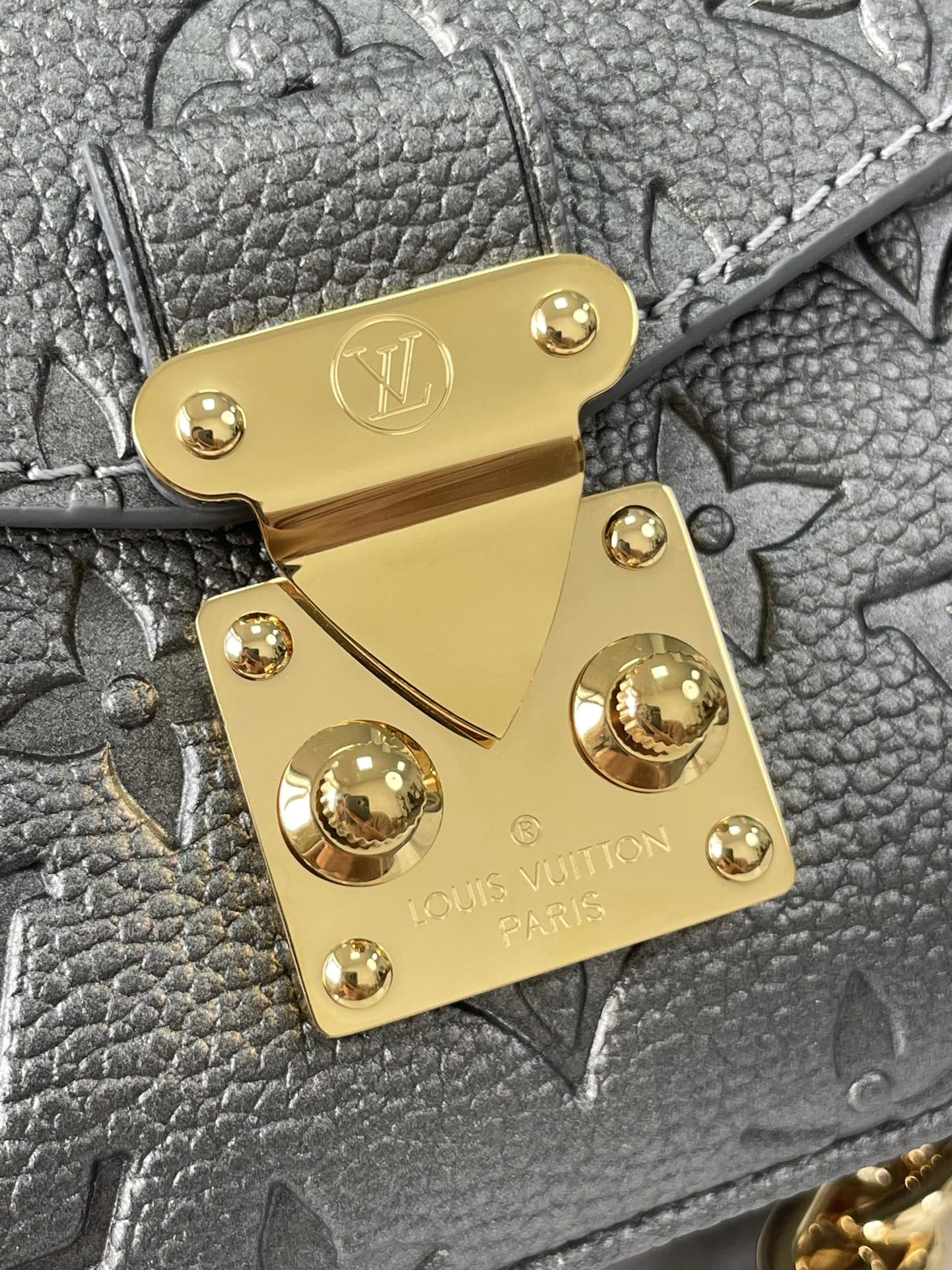 POCHETTE M¨¦TIS EAST WEST 21 IN GUN METAL EMBOSSED CALFSKIN GOLD HARDWARE
