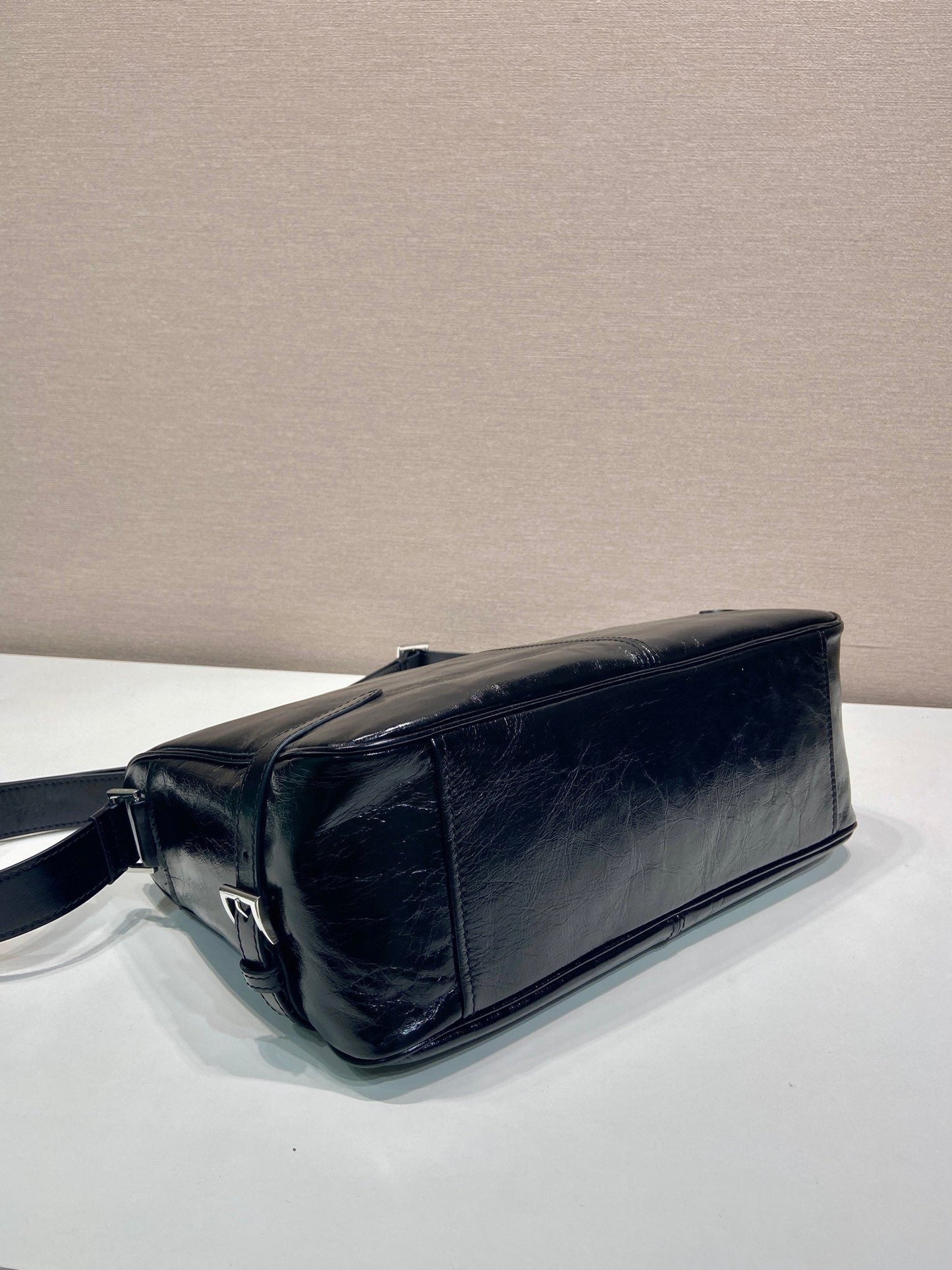 HOBO BAG 35 IN BLACK OIL WAX LAMBSKIN SILVER LOGO