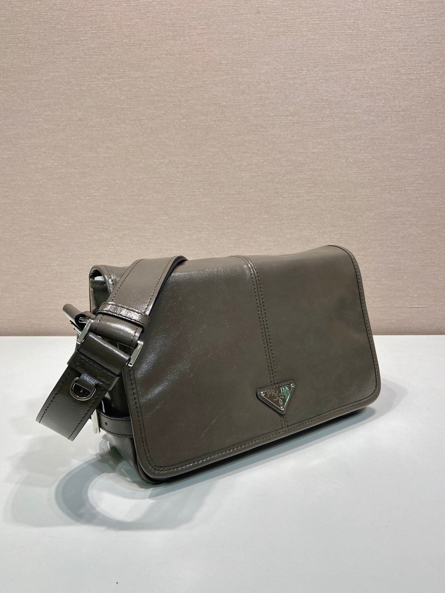 MESSENGER BAG 30 IN TROUT GRAY SOFT AND SHINY CALFSKIN
