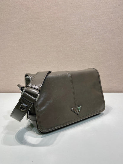 MESSENGER BAG 30 IN TROUT GRAY SOFT AND SHINY CALFSKIN