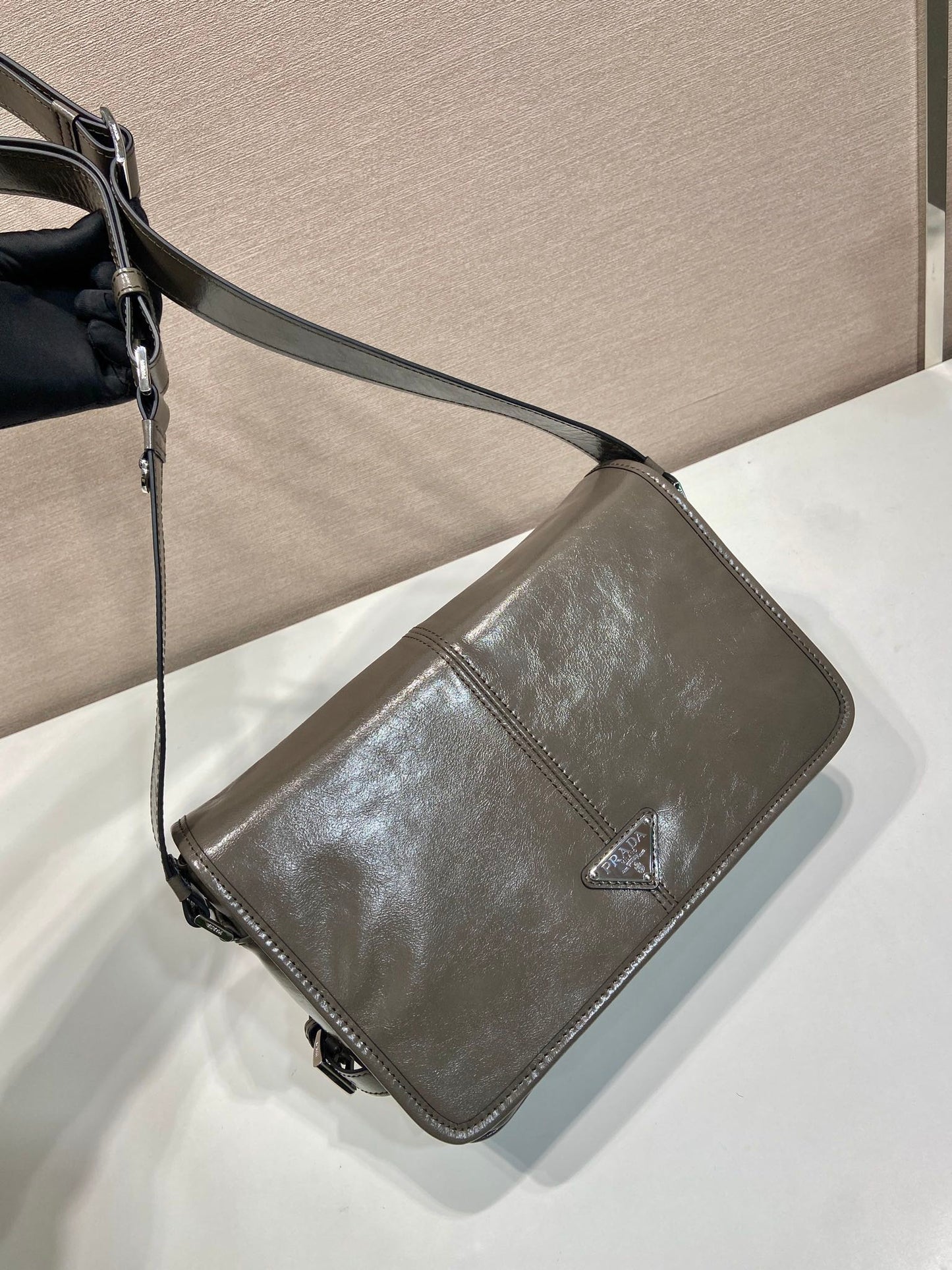 MESSENGER BAG 30 IN TROUT GRAY SOFT AND SHINY CALFSKIN