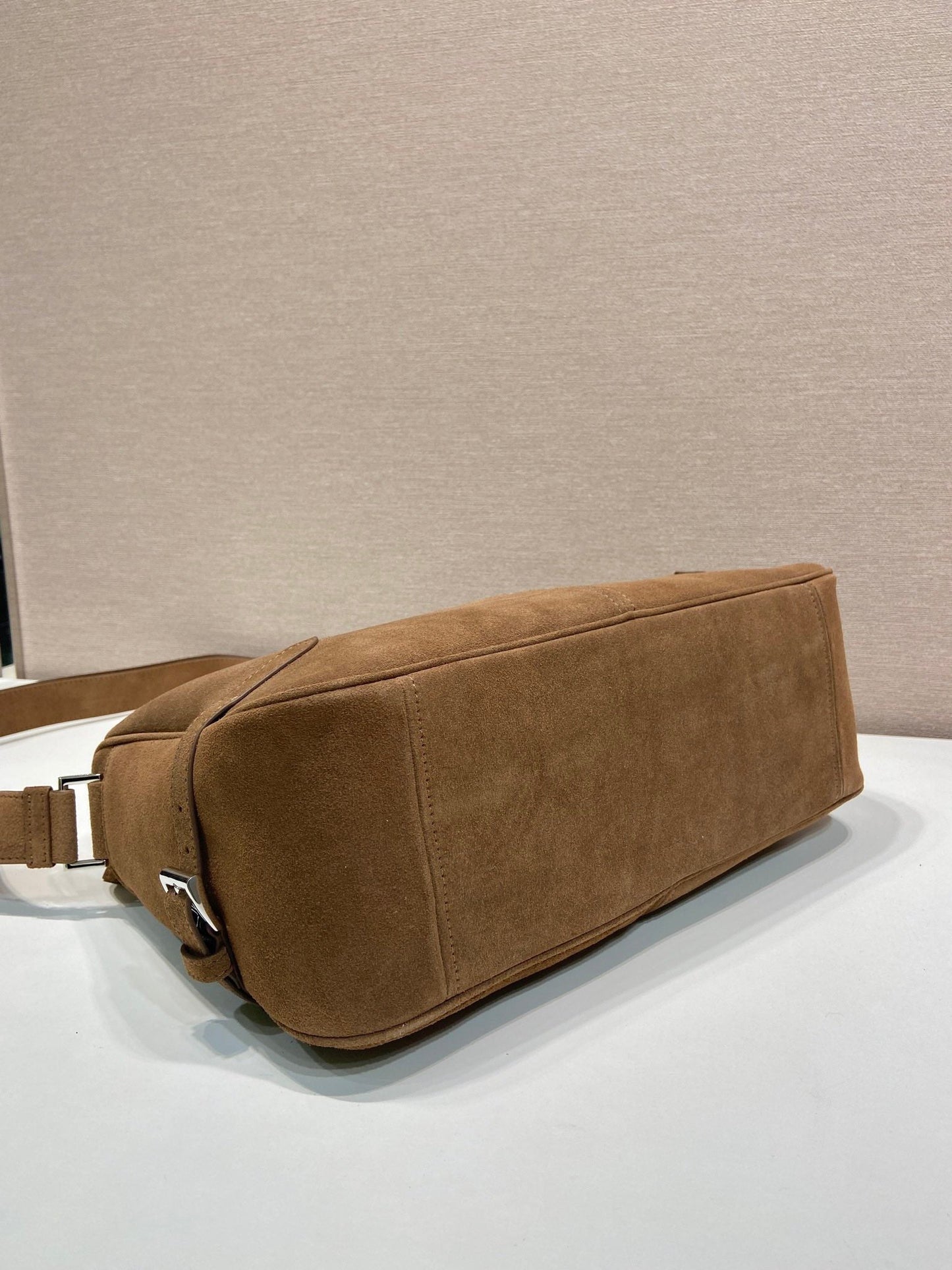 HOBO BAG 35 IN GINGERBREAD SUEDE SILVER LOGO