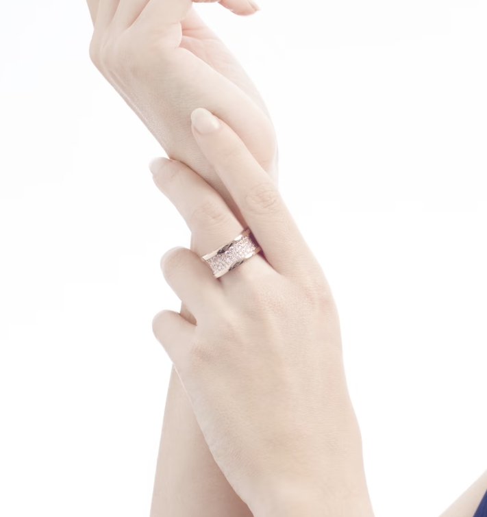 DIANA ZERO 1 WITH PAVED DIAMONDS ON THE SPIRAL RING