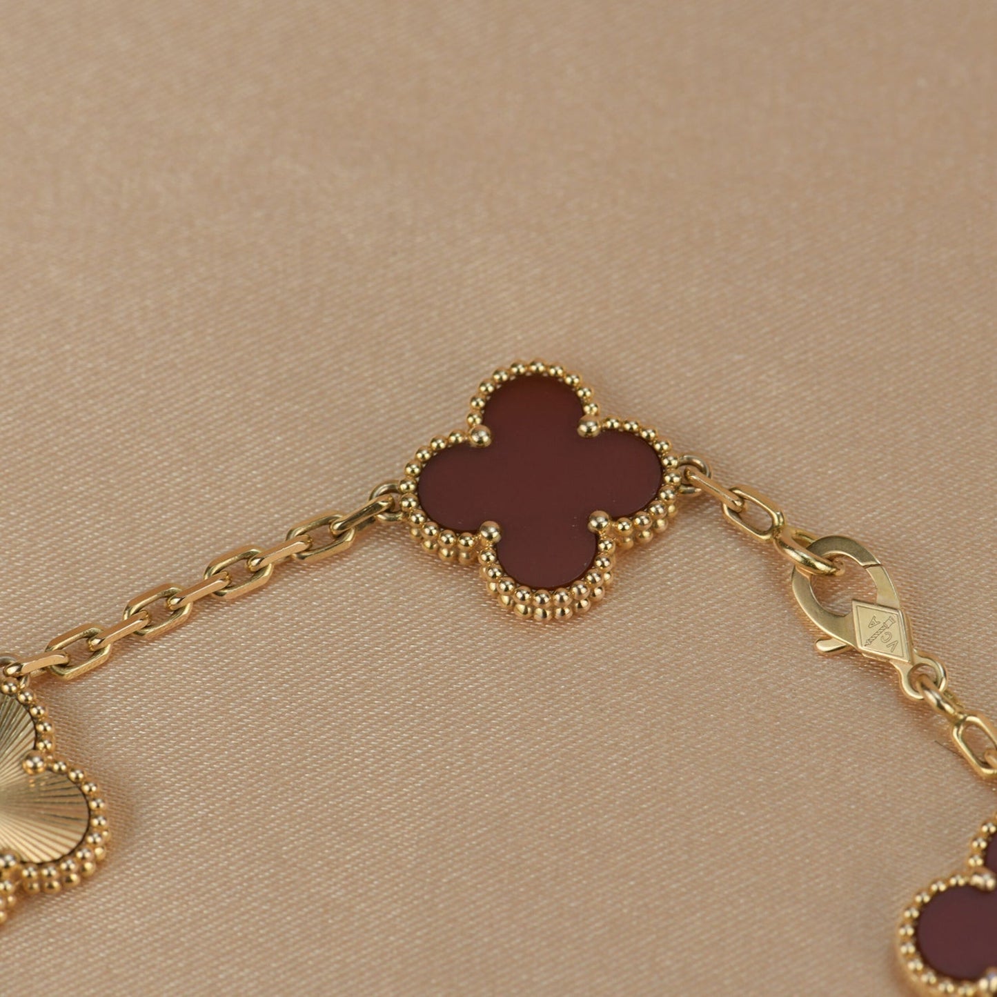 DIANA CLOVER  5 MOTIFS CARNELIAN GOLD BRACELET