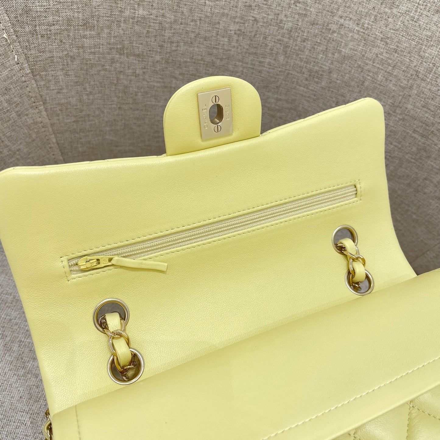 FLAP BAG 25CM PASTEL YELLOW LAMBSKIN GOLD HARDWARE