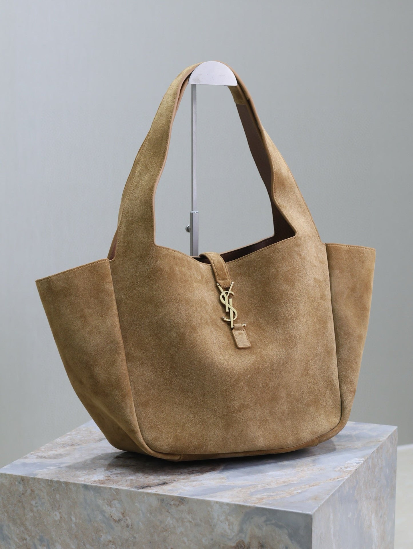 LE 5 À 7 BEA TOTE BAG 50 IN GOLDEN LAMBSKIN SUEDE GOLD LOGO