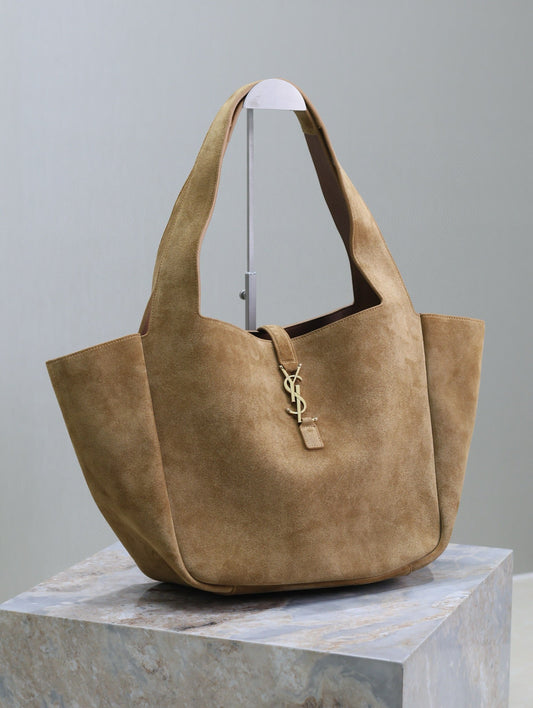 LE 5 À 7 BEA TOTE BAG 50 IN GOLDEN LAMBSKIN SUEDE GOLD LOGO