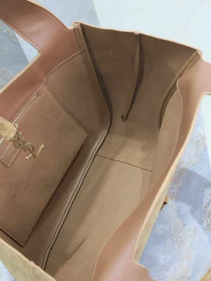 LE 5 À 7 BEA TOTE BAG 50 IN GOLDEN LAMBSKIN SUEDE GOLD LOGO