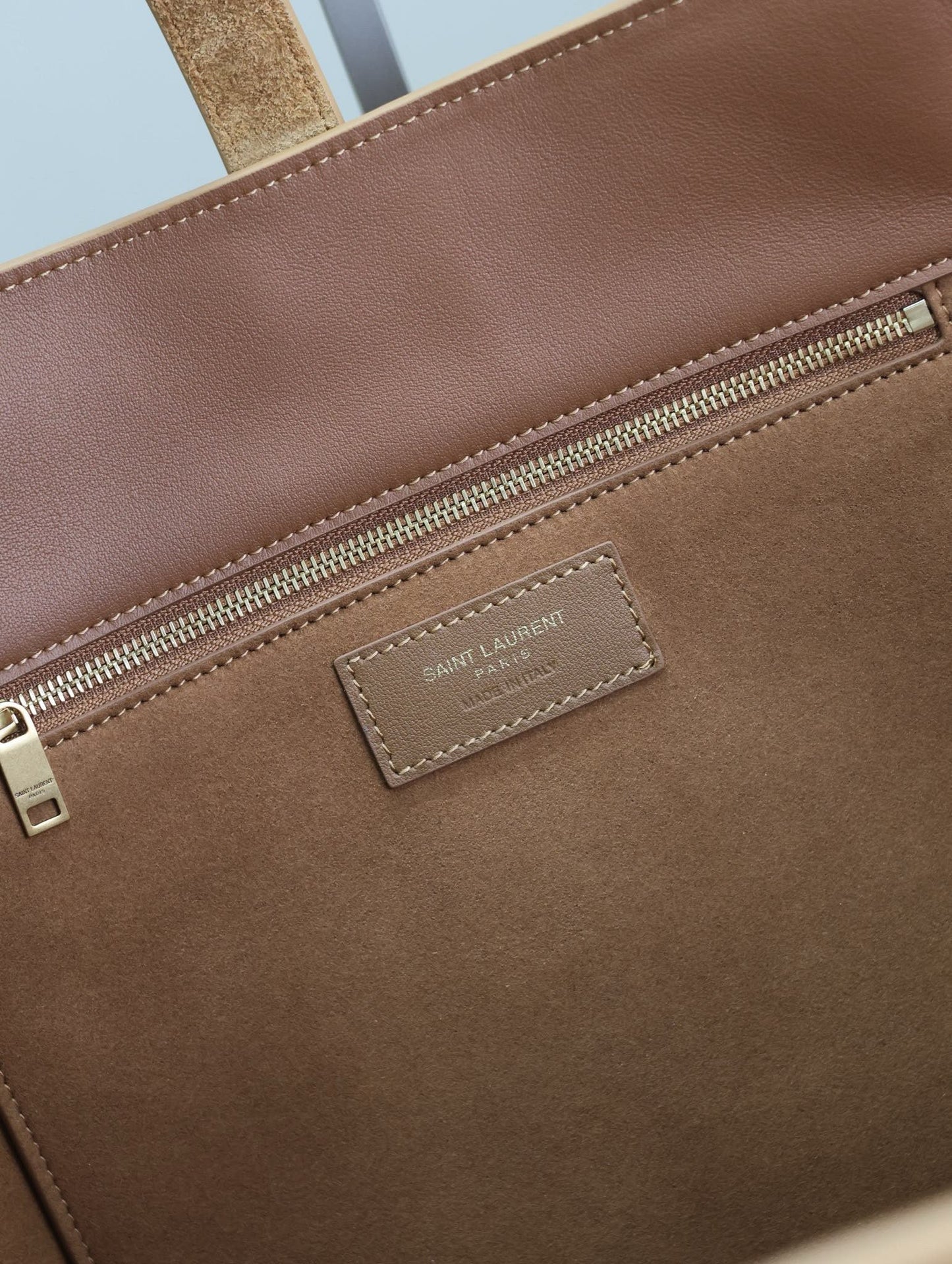 LE 5 À 7 BEA TOTE BAG 50 IN GOLDEN LAMBSKIN SUEDE GOLD LOGO