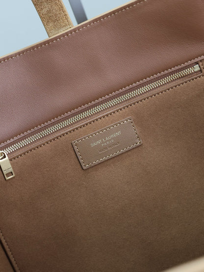 LE 5 À 7 BEA TOTE BAG 50 IN GOLDEN LAMBSKIN SUEDE GOLD LOGO