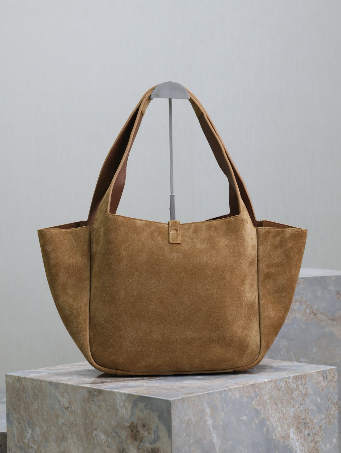 LE 5 À 7 BEA TOTE BAG 50 IN GOLDEN LAMBSKIN SUEDE GOLD LOGO