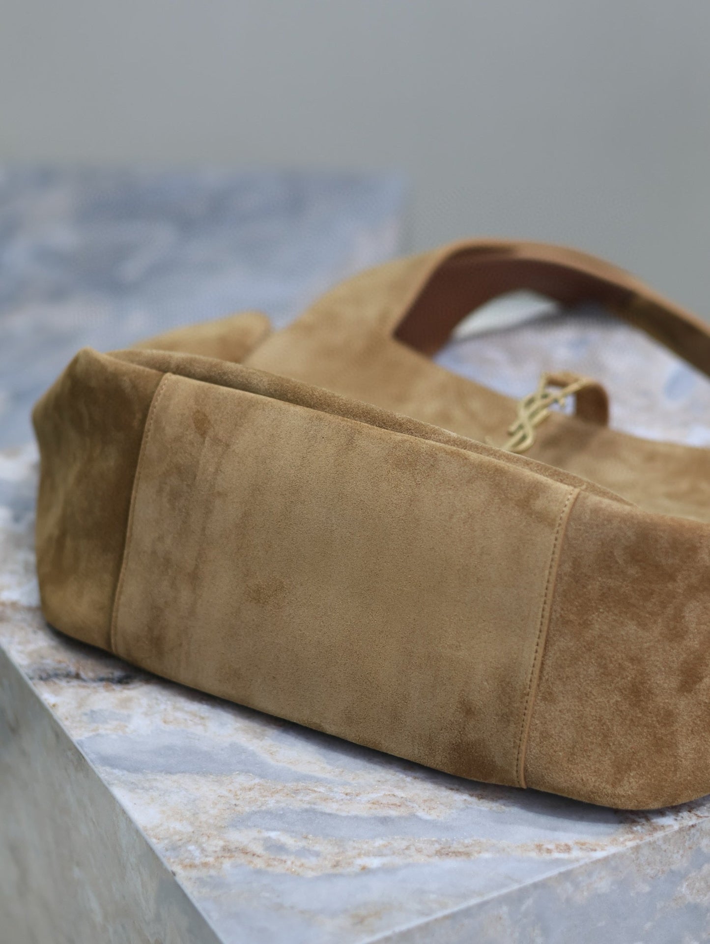 LE 5 À 7 BEA TOTE BAG 50 IN GOLDEN LAMBSKIN SUEDE GOLD LOGO