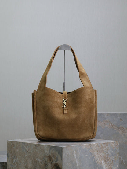 LE 5 À 7 BEA TOTE BAG 50 IN GOLDEN LAMBSKIN SUEDE GOLD LOGO