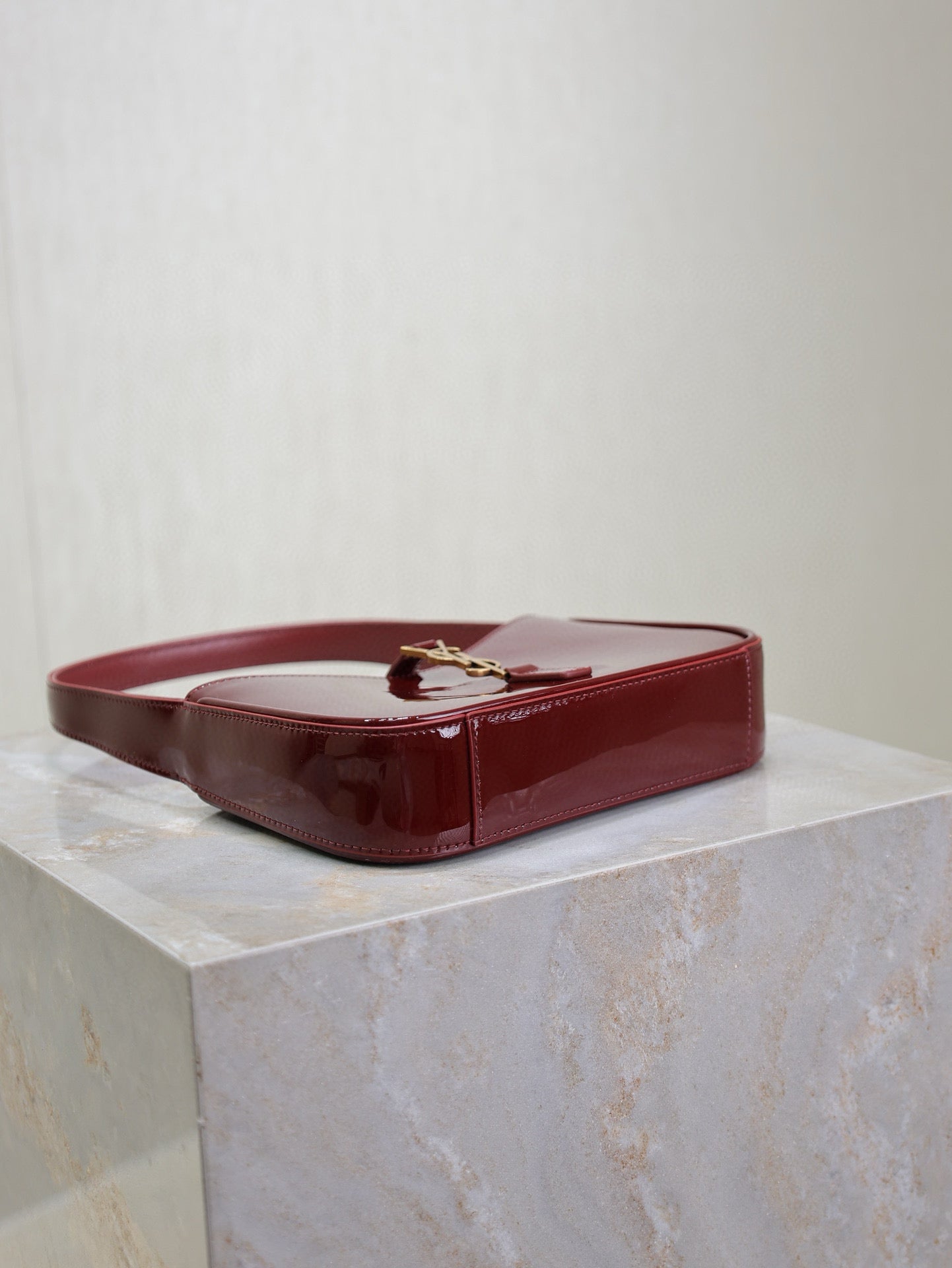 Le 5a7 19cm Cherry Patent Calfskin