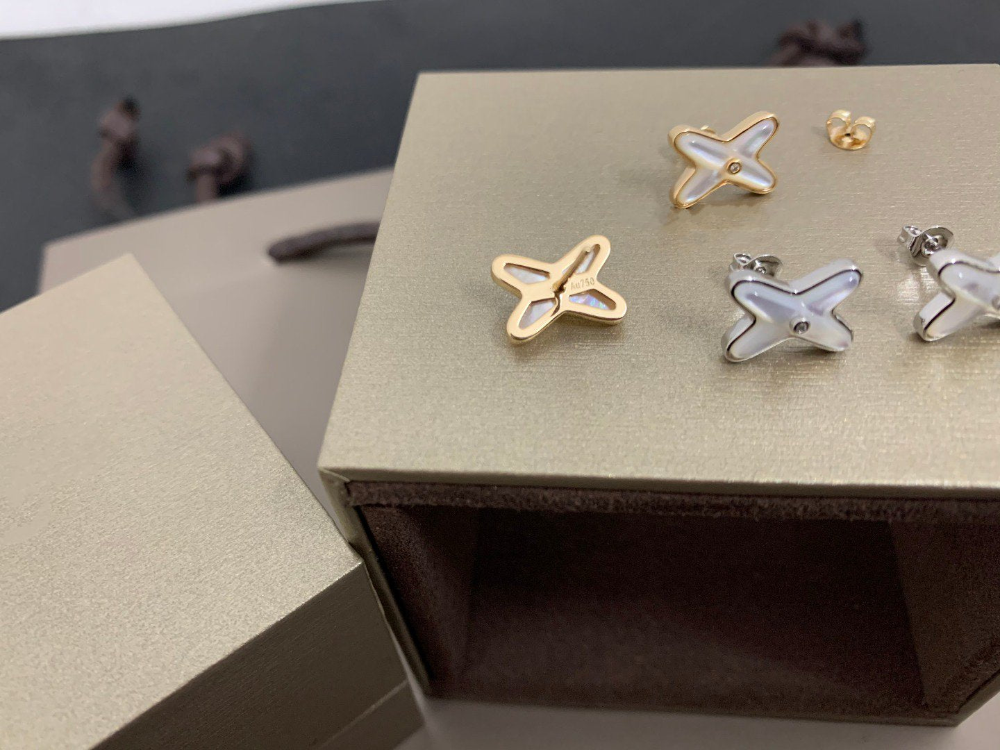 DIANA JEUX DE WHITE MOP SILVER DIAMOND EARRINGS