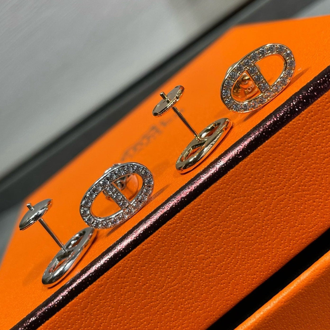 DIANA HM FULL DIAMOND PIG NOSE STUD EARRINGS