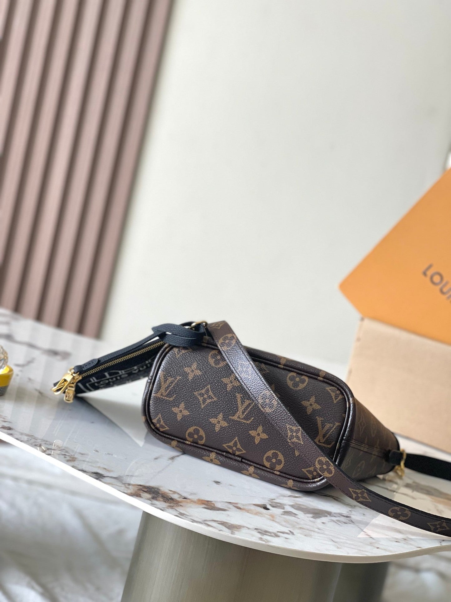 NEVERFULL BANDOULI¨¨RE INSIDE OUT BB 24 IN BROWN MONOGRAM CANVAS AND BLACK CALFSKIN