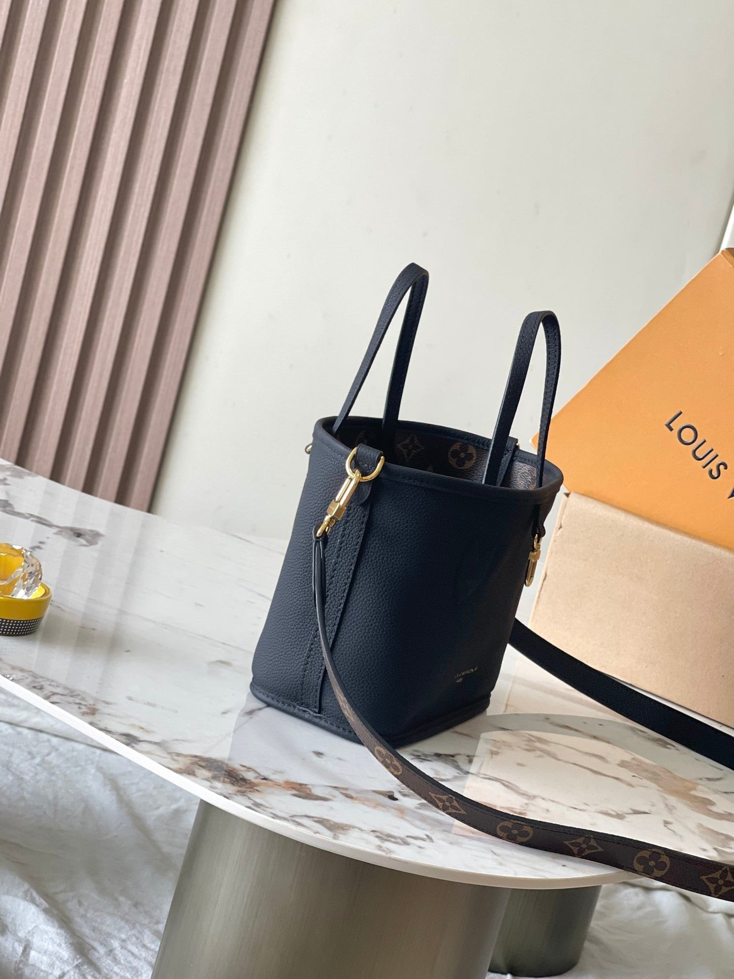 NEVERFULL BANDOULI¨¨RE INSIDE OUT BB 24 IN BROWN MONOGRAM CANVAS AND BLACK CALFSKIN