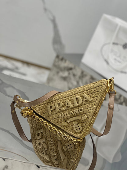 TRIANGLE BAG 26 IN BEIGE WOVEN RAFFIA GOLD CHAIN