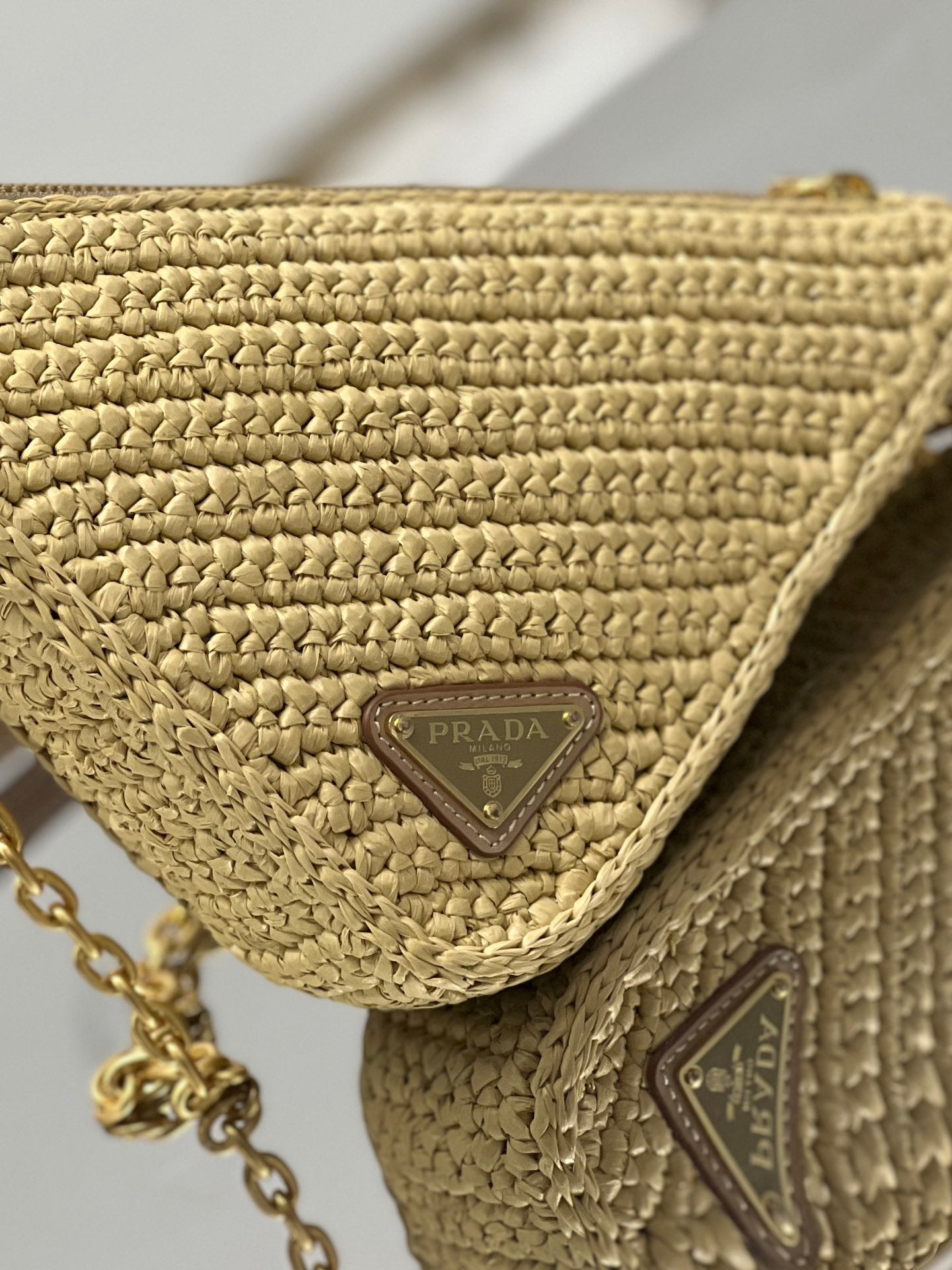 TRIANGLE BAG 26 IN BEIGE WOVEN RAFFIA GOLD CHAIN
