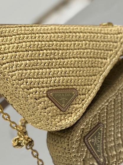 TRIANGLE BAG 26 IN BEIGE WOVEN RAFFIA GOLD CHAIN