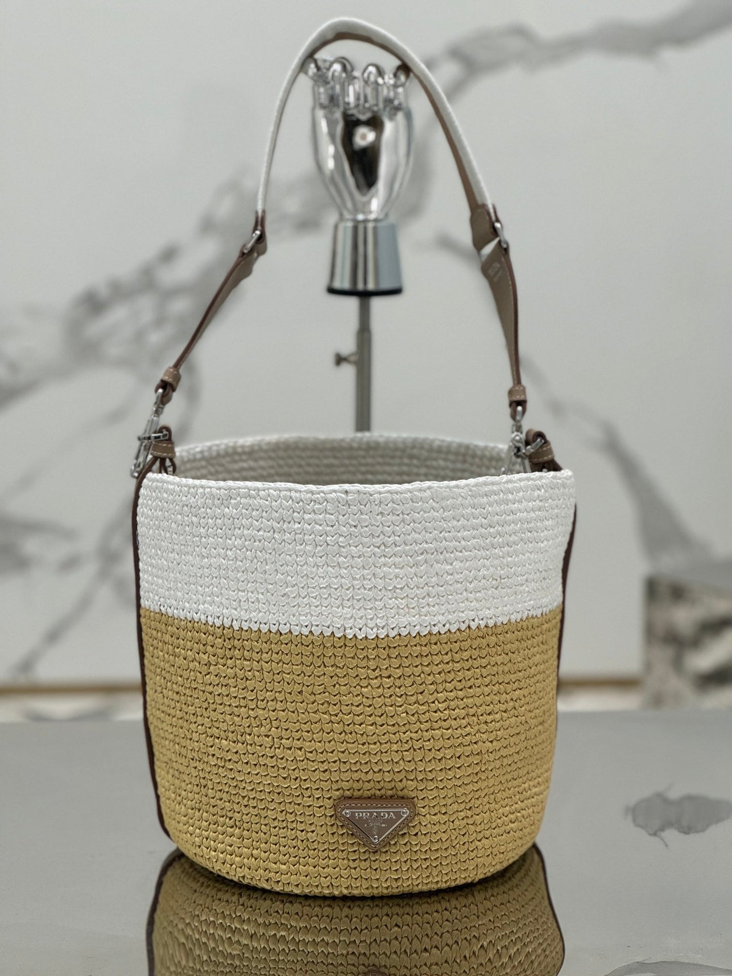 BUCKET BAG 25 IN WHITE MIX BEIGE RAFFIA AND BROWN CALFSKIN HANDLE