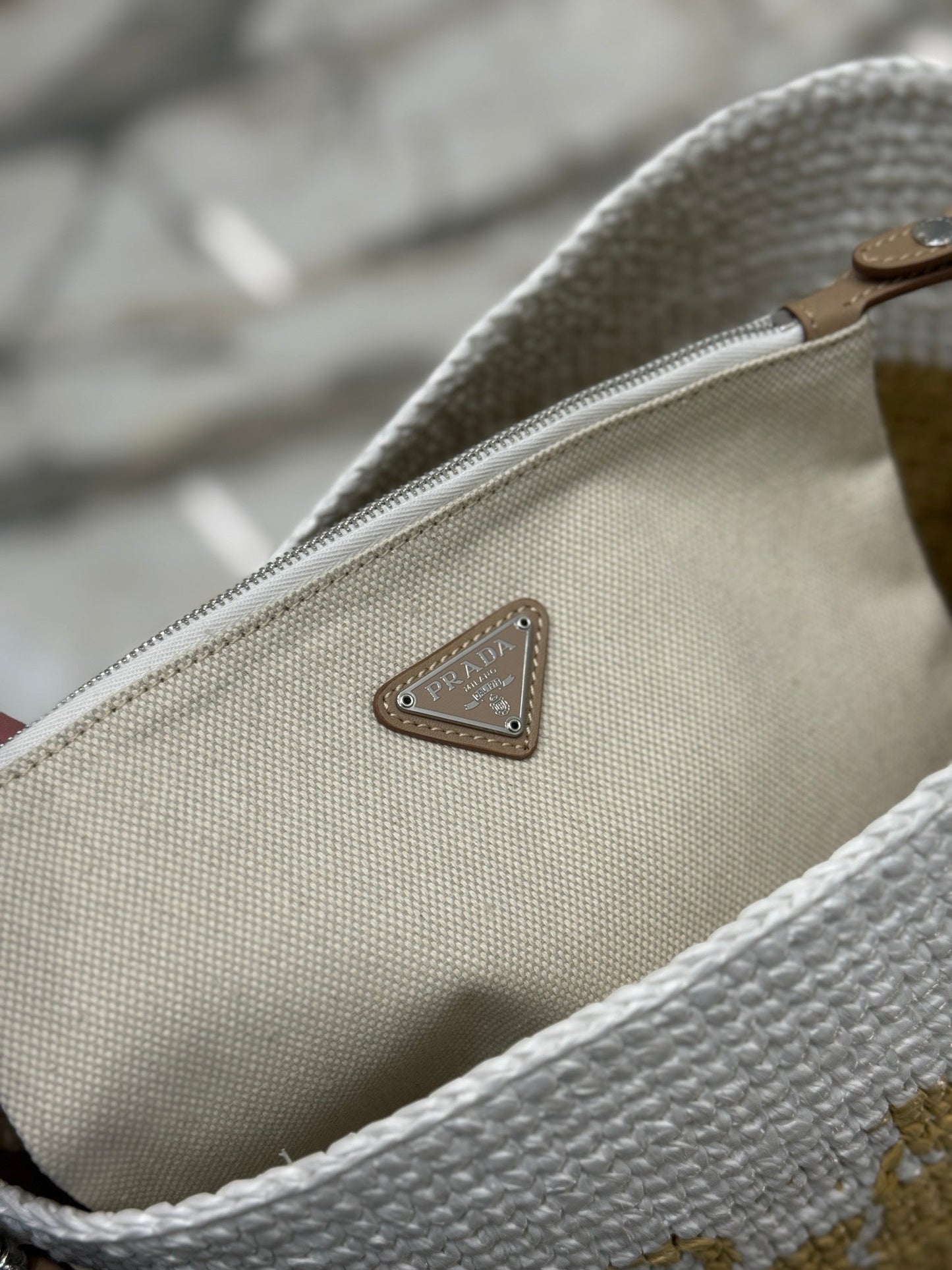 BUCKET BAG 25 IN WHITE MIX BEIGE RAFFIA AND BROWN CALFSKIN HANDLE