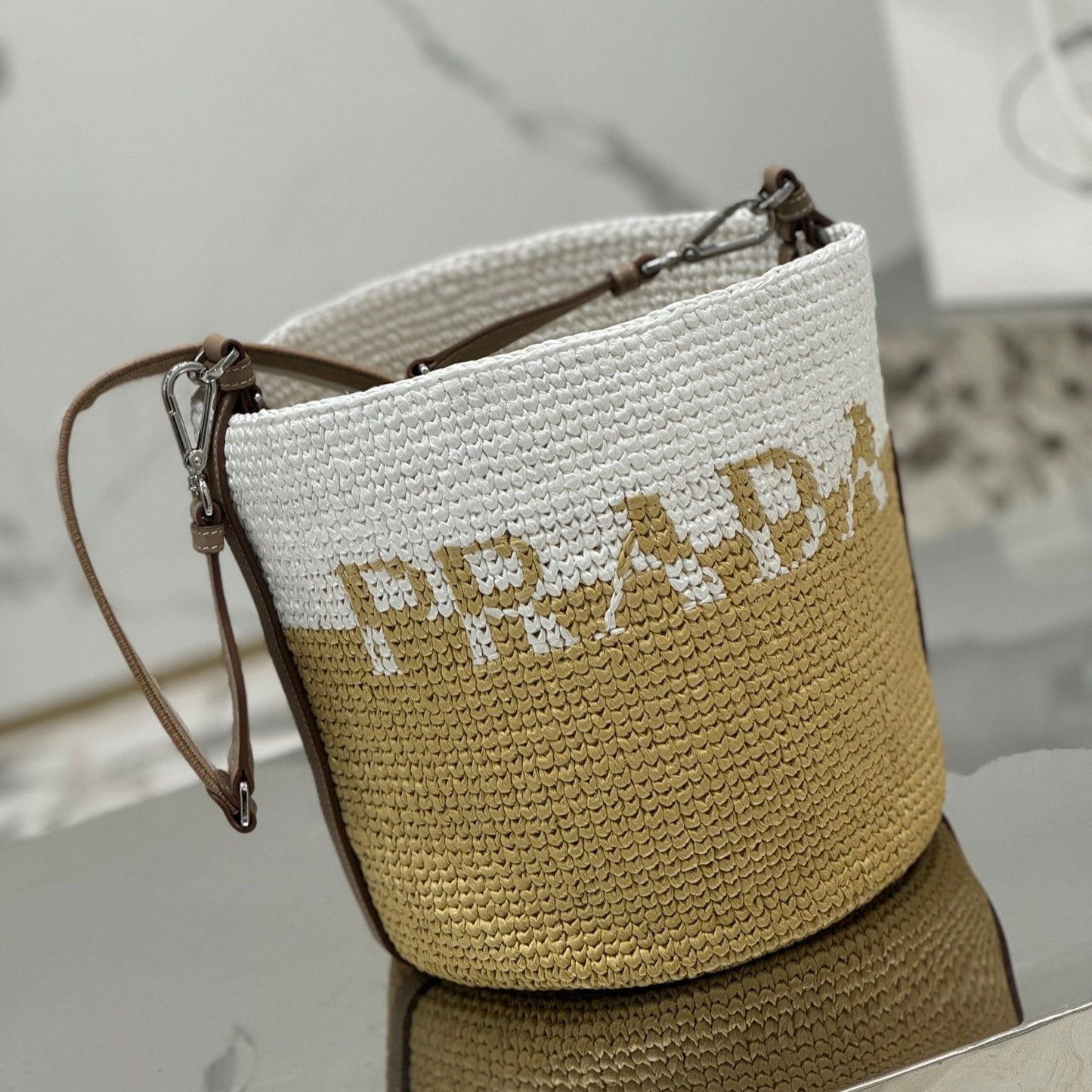 BUCKET BAG 25 IN WHITE MIX BEIGE RAFFIA AND BROWN CALFSKIN HANDLE