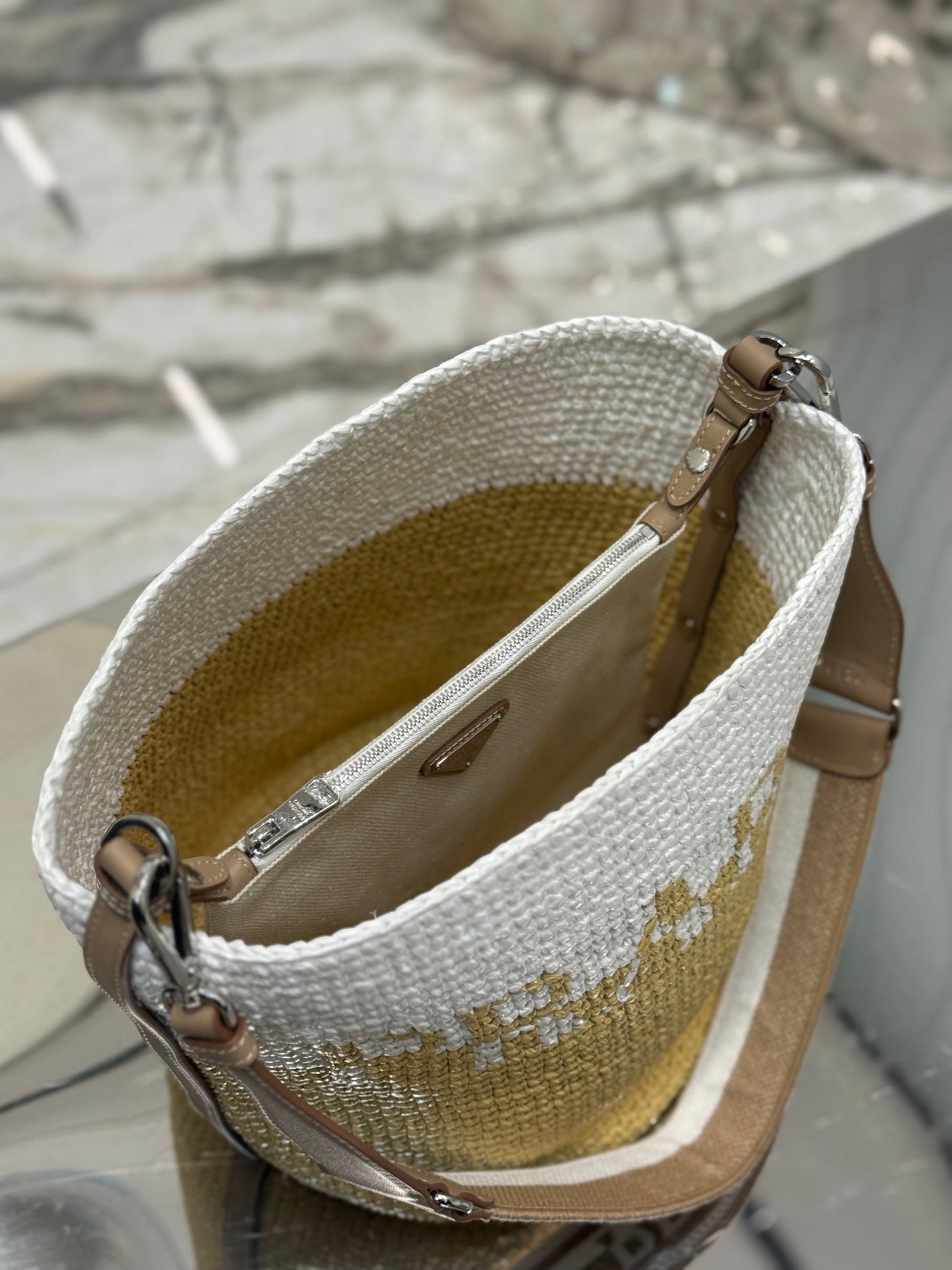 BUCKET BAG 25 IN WHITE MIX BEIGE RAFFIA AND BROWN CALFSKIN HANDLE