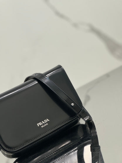 FLAP BAG 18 IN BLACK SHINY CALFSKIN