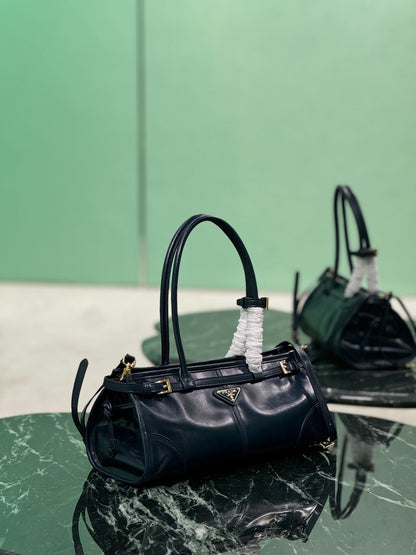 HANDBAG 32 IN BLACK SOFT SMOOTH LAMBSKIN