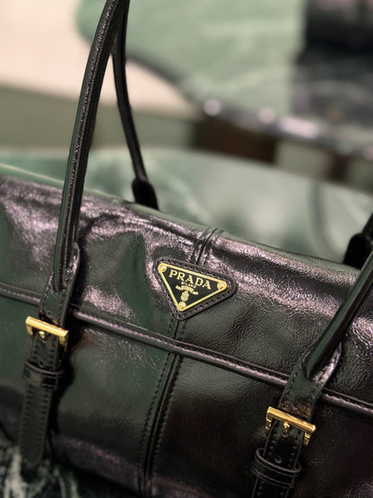 HANDBAG 31 IN BLACK OIL WAX LAMBSKIN