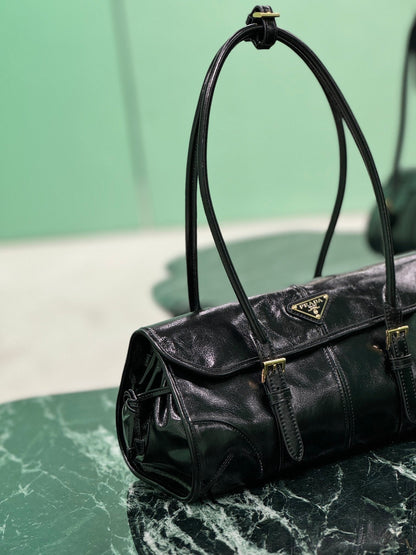 HANDBAG 31 IN BLACK OIL WAX LAMBSKIN