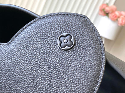 CAPUCINES GM SOUPLE 38 IN BLACK TAURILLON