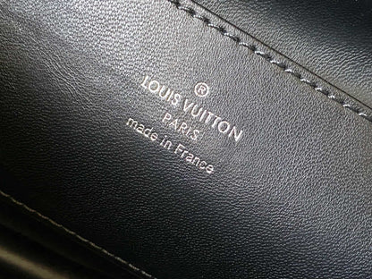 CAPUCINES GM SOUPLE 38 IN BLACK TAURILLON