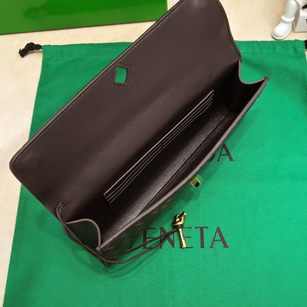 BV Long Clutch Andiamo With Handle 31cm Fondant Calfskin Ghw