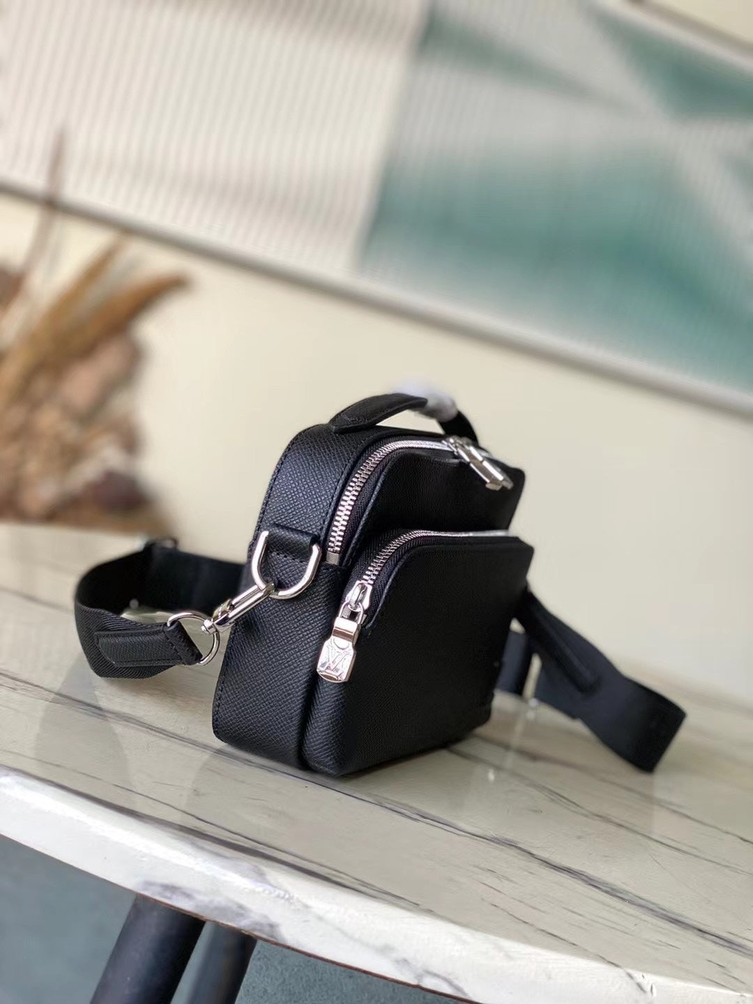 ?AVENUE MESSENGER 22 IN BLACK CALFSKIN