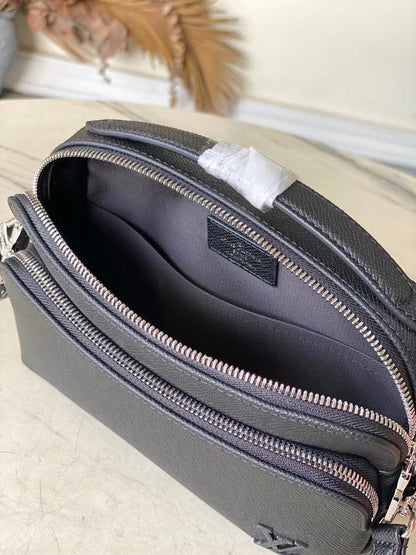 ?AVENUE MESSENGER 22 IN BLACK CALFSKIN