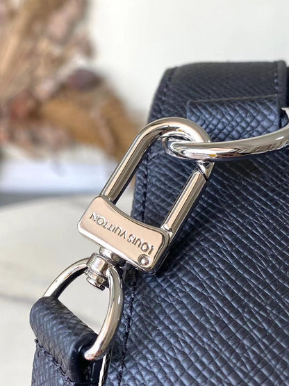 ?AVENUE MESSENGER 22 IN BLACK CALFSKIN